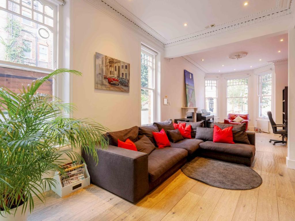 Pass the Keys AMAZING Huge Victorian Home-Heart of Highbury
