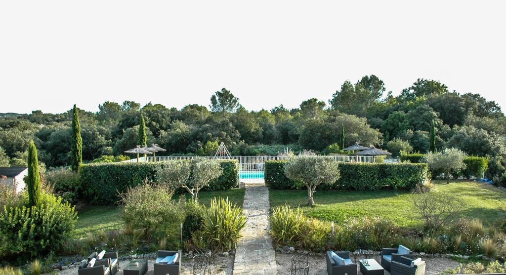 Bazén v ubytování Hotel Restaurant Le Gardon - Pont du Gard nebo v jeho okolí