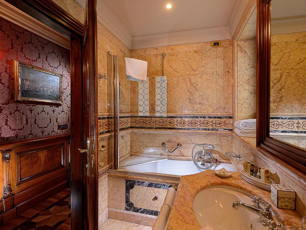 łazienka z wanną i umywalką w obiekcie Bellevue Luxury Rooms - San Marco Luxury w Wenecji