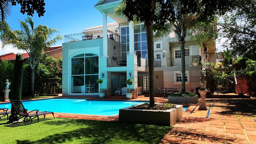 una casa con piscina frente a ella en Valdior Guest House, en Durban
