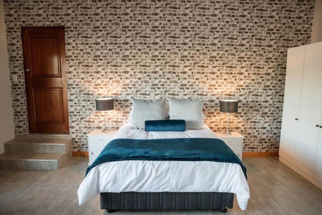 Кровать или кровати в номере Sol Montis Guest Cottage