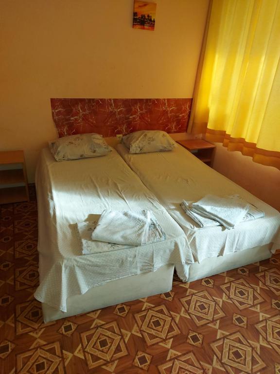 A bed or beds in a room at Studio and 1bedroom apartment Burgas - Economy