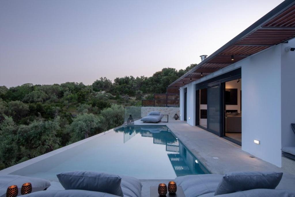 Bazén v ubytovaní High-end Villa Faos "One" alebo v jeho blízkosti