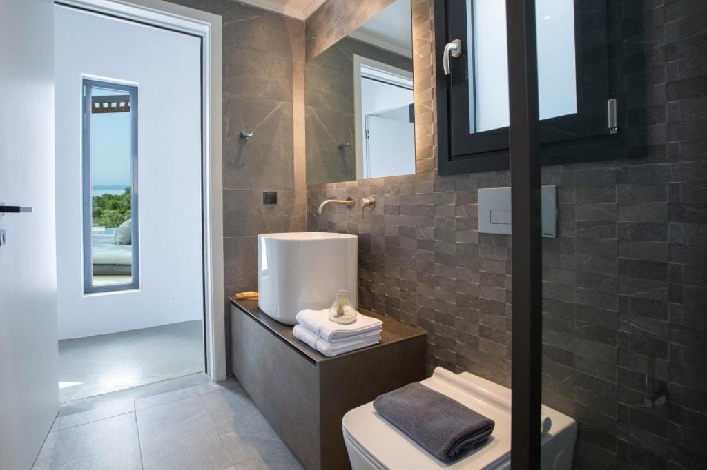 Kúpeľňa v ubytovaní High-end Villa Faos "One"