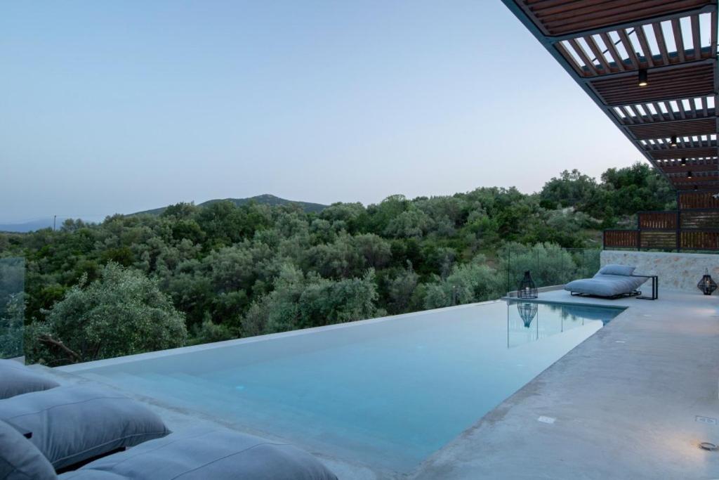 Bazén v ubytovaní High-end Villa Faos "One" alebo v jeho blízkosti