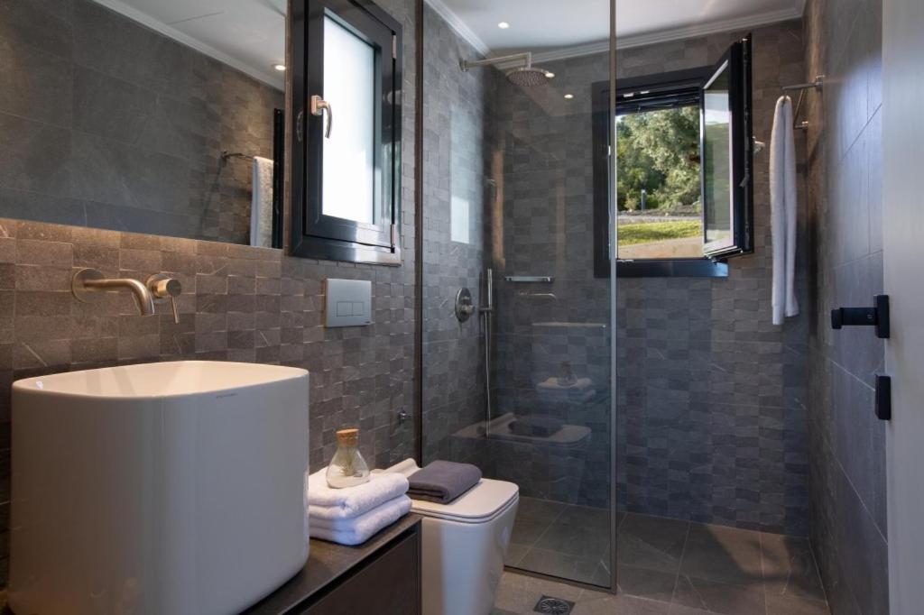 Kúpeľňa v ubytovaní High-end Villa Faos "One"