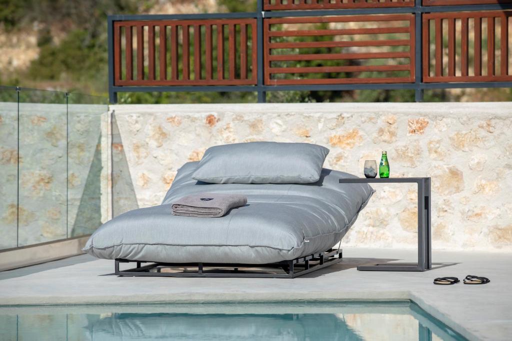 Bazén v ubytovaní High-end Villa Faos "One" alebo v jeho blízkosti