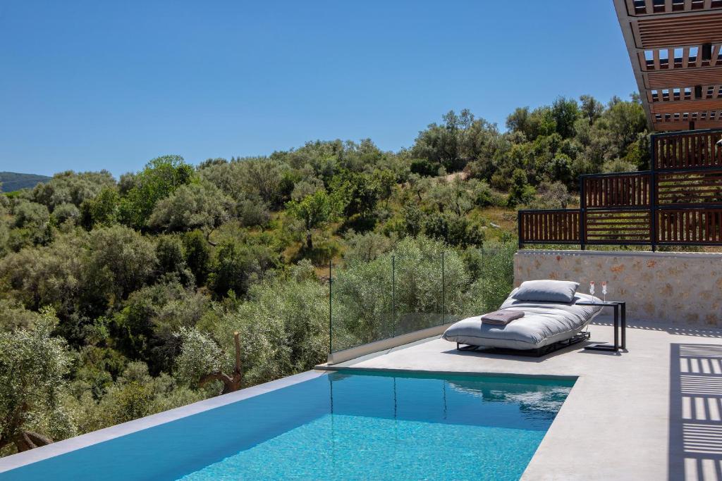 Bazén v ubytovaní High-end Villa Faos "One" alebo v jeho blízkosti