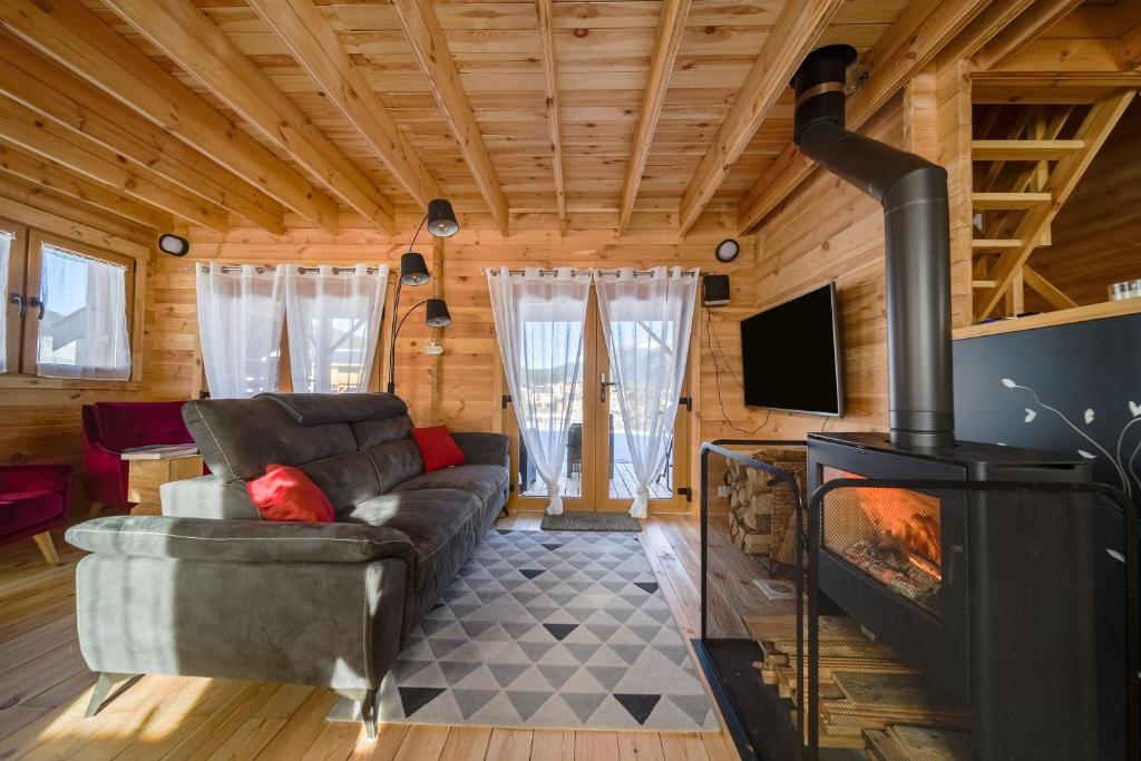 uma sala de estar com um sofá e uma lareira em Chalet L'Abitiz em Puyvalador