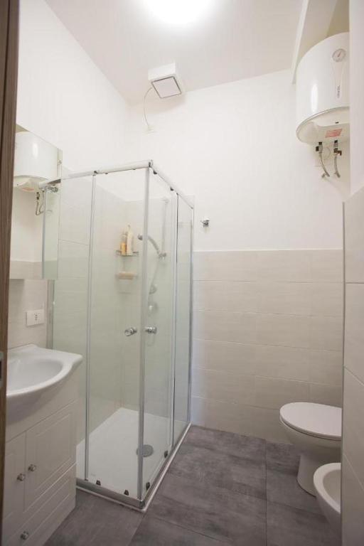 łazienka z przeszklonym prysznicem i toaletą w obiekcie Casa Terranova Modica w mieście Modica