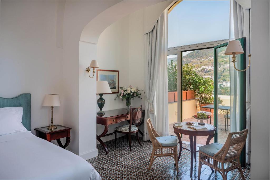 Postel nebo postele na pokoji v ubytování Caruso, A Belmond Hotel, Amalfi Coast