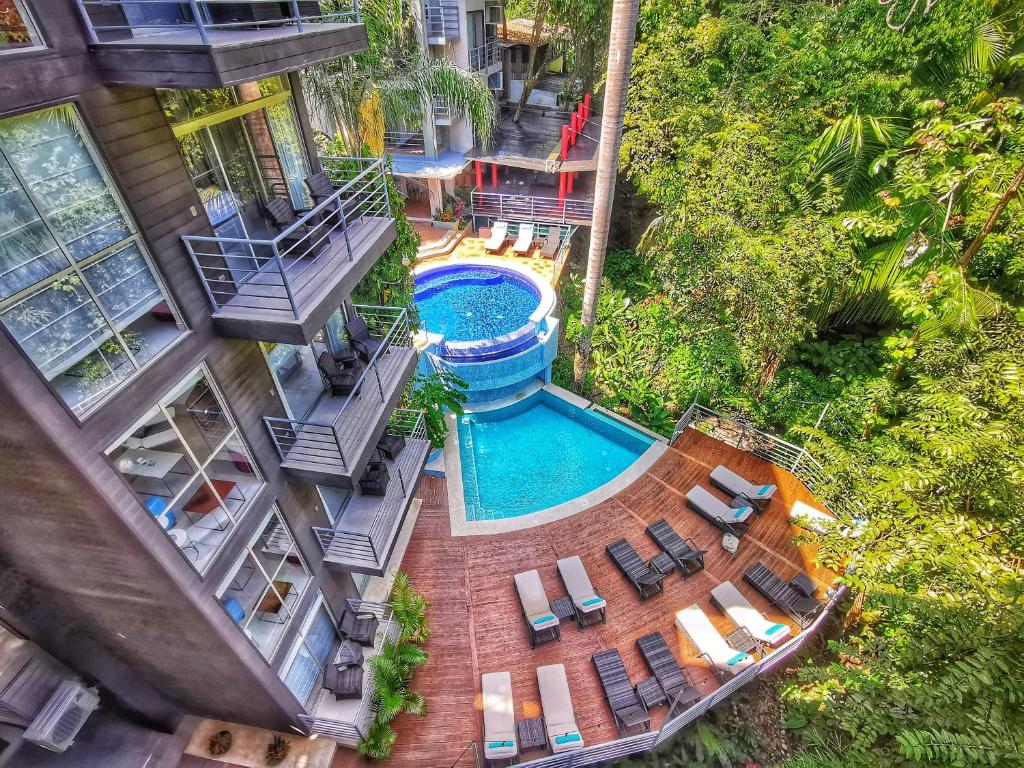 曼努埃爾安東尼奧的住宿－Jungle Vista Boutique Hotel，享有别墅内游泳池的顶部景致
