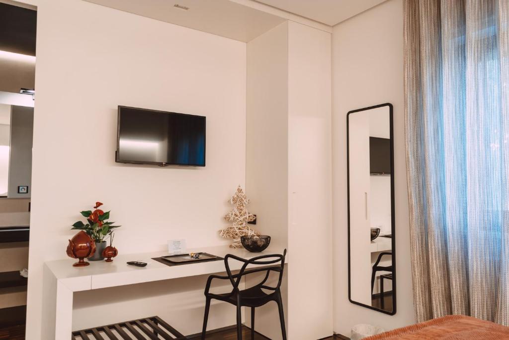 A television and/or entertainment centre at Viale dei Lecci - Luxury rooms