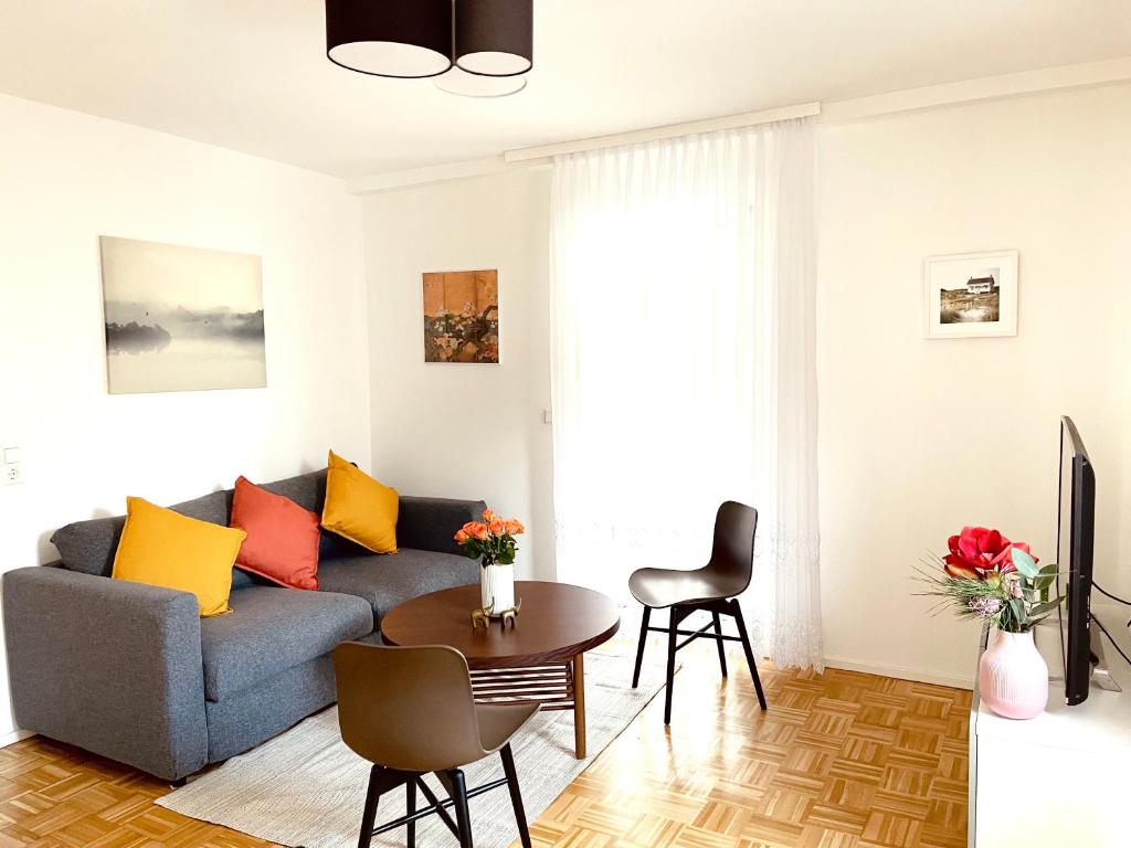 Ein Sitzbereich in der Unterkunft Neues, stillvoll eingerichtetes Apartment mit Wintergarten und Terrasse