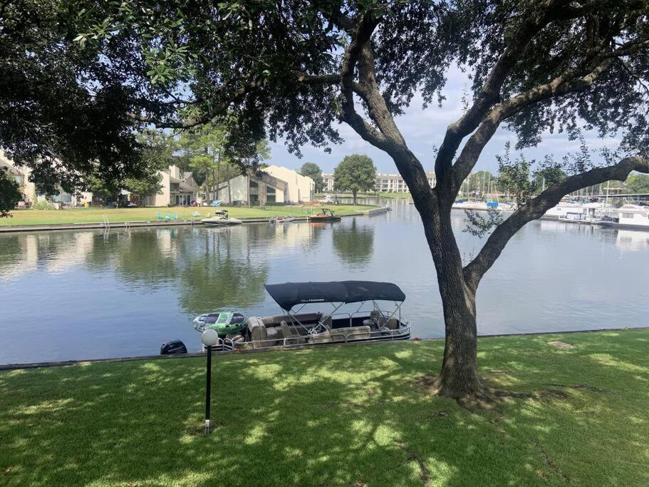 een boot geparkeerd aan de kant van een meer bij Lakeside Daze! in Montgomery