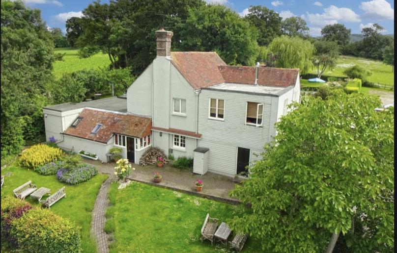 eine Luftansicht eines weißen Hauses mit einem Hof in der Unterkunft The Jolly Sportsman in Lewes