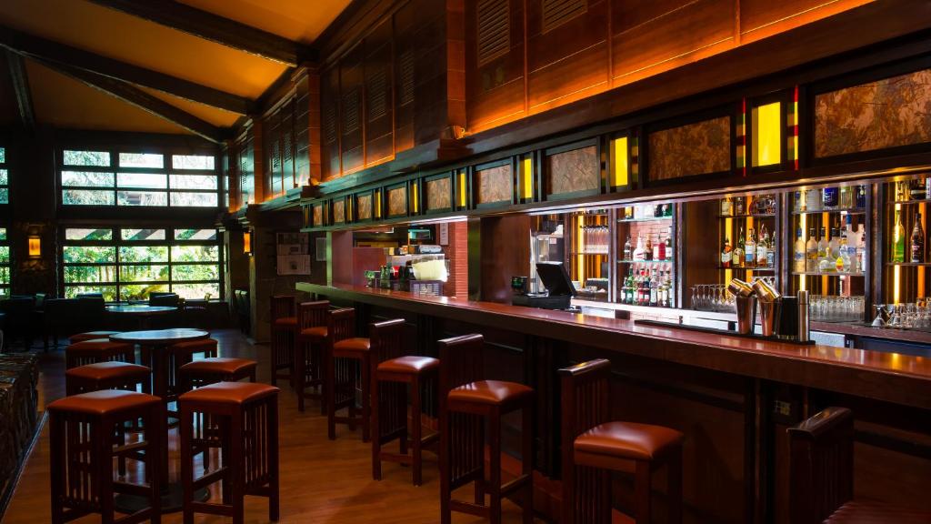 El salón o zona de bar de Disney Sequoia Lodge