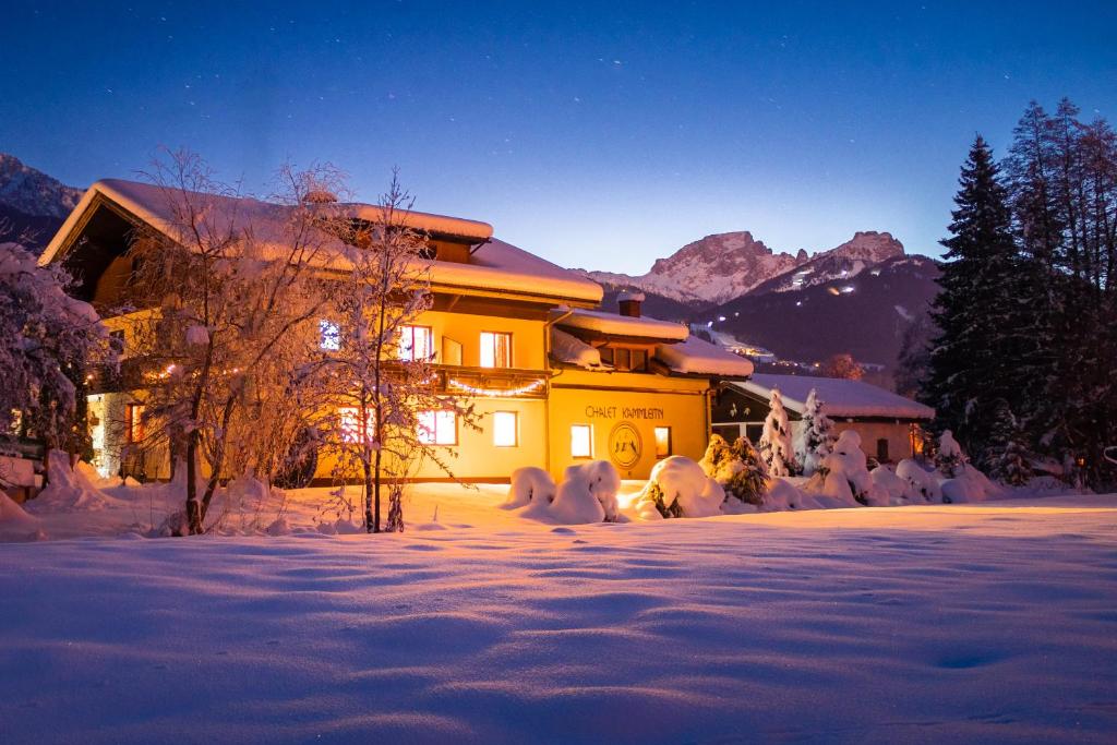 ein Haus mit Schnee in der Nacht davor in der Unterkunft Chalet Kammleitn in Hermagor