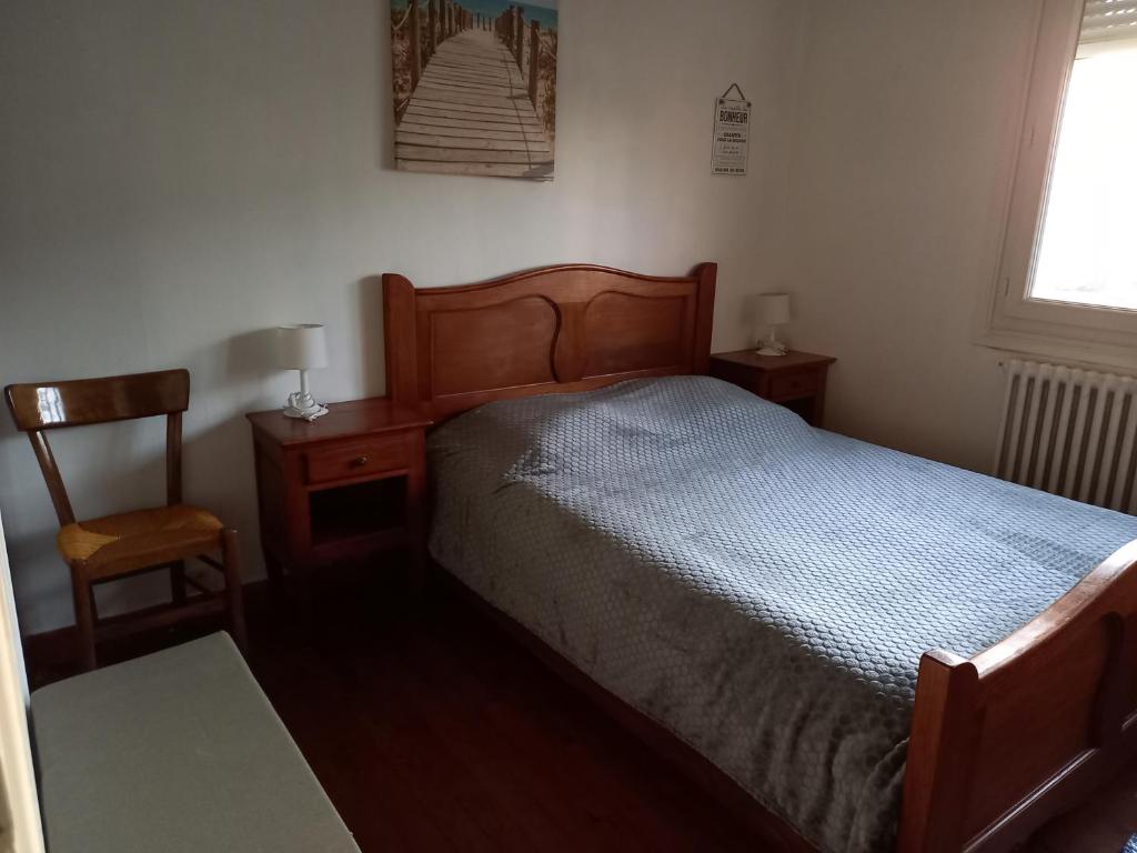 sypialnia z łóżkiem, krzesłem i oknem w obiekcie TALL AR MOR w mieście Pleumeur-Bodou