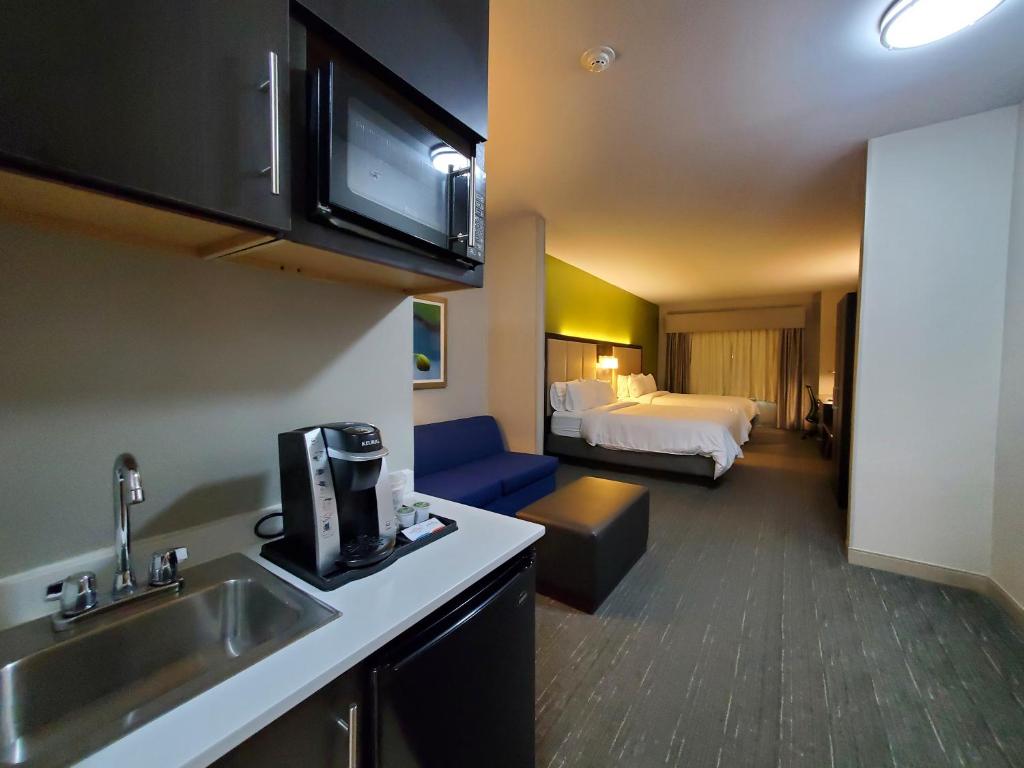 Holiday Inn Express Pearland by IHG - Queen Suite With Two Queen Beds