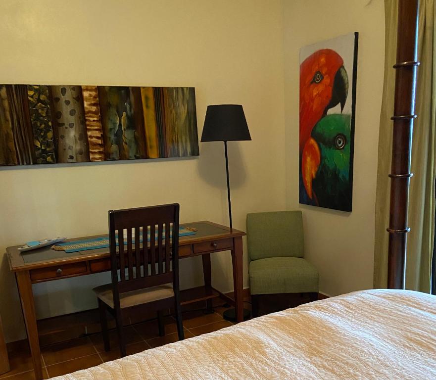 Postel nebo postele na pokoji v ubytování The Garden Apartment at The Hacienda