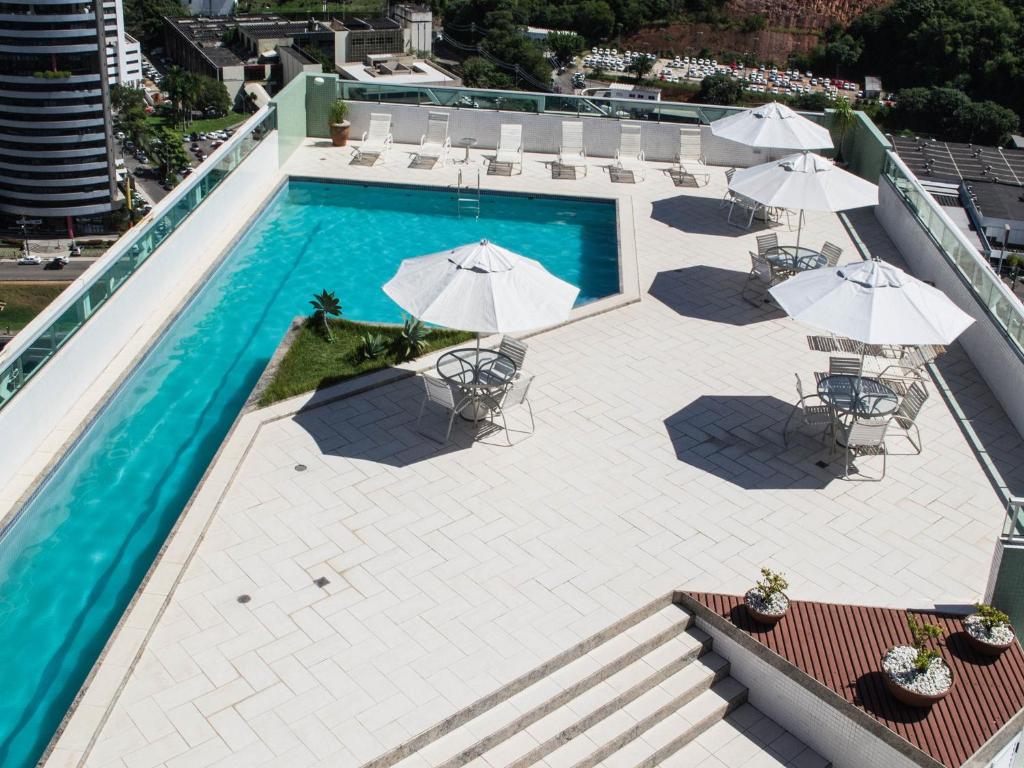 una vista aérea de una piscina con sombrillas en Iguatemi Business & Flat by Avectur, en Salvador