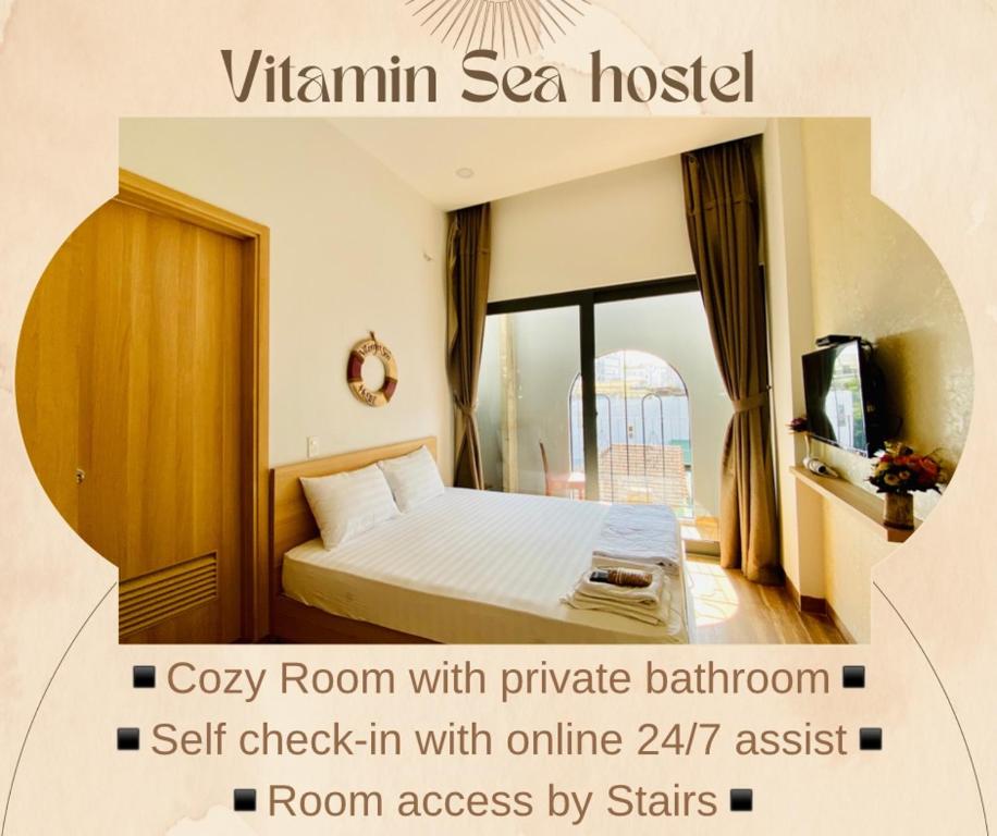 um poster de um quarto com uma cama e uma televisão em Vitamin Sea Homestay Nha Trang em Nha Trang