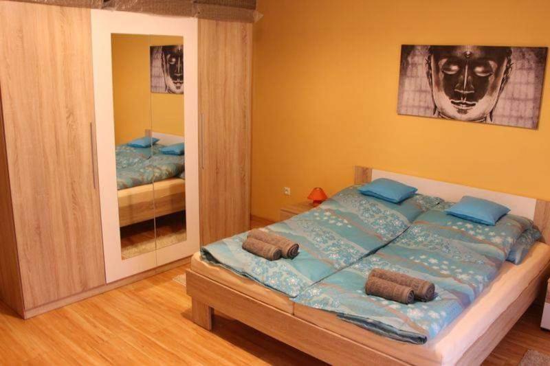 Lova arba lovos apgyvendinimo įstaigoje Relax Wellness Apartman