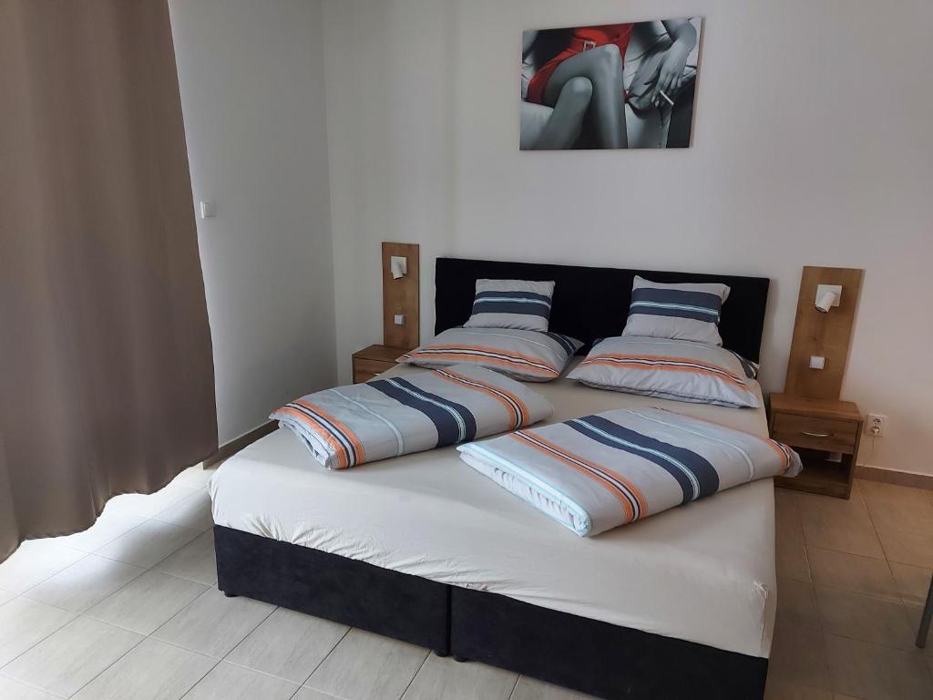 een bed met twee kussens in een kamer bij Apartmán Lipno s výhledem na jezero in Lipno nad Vltavou