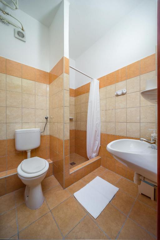 Koupelna v ubytování Lipicai Hotel és Étterem