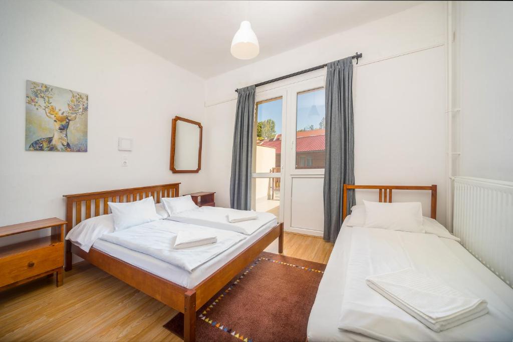 Postel nebo postele na pokoji v ubytování Lipicai Hotel és Étterem