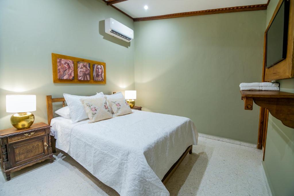 Postel nebo postele na pokoji v ubytování Scalea Di Mare Hotel