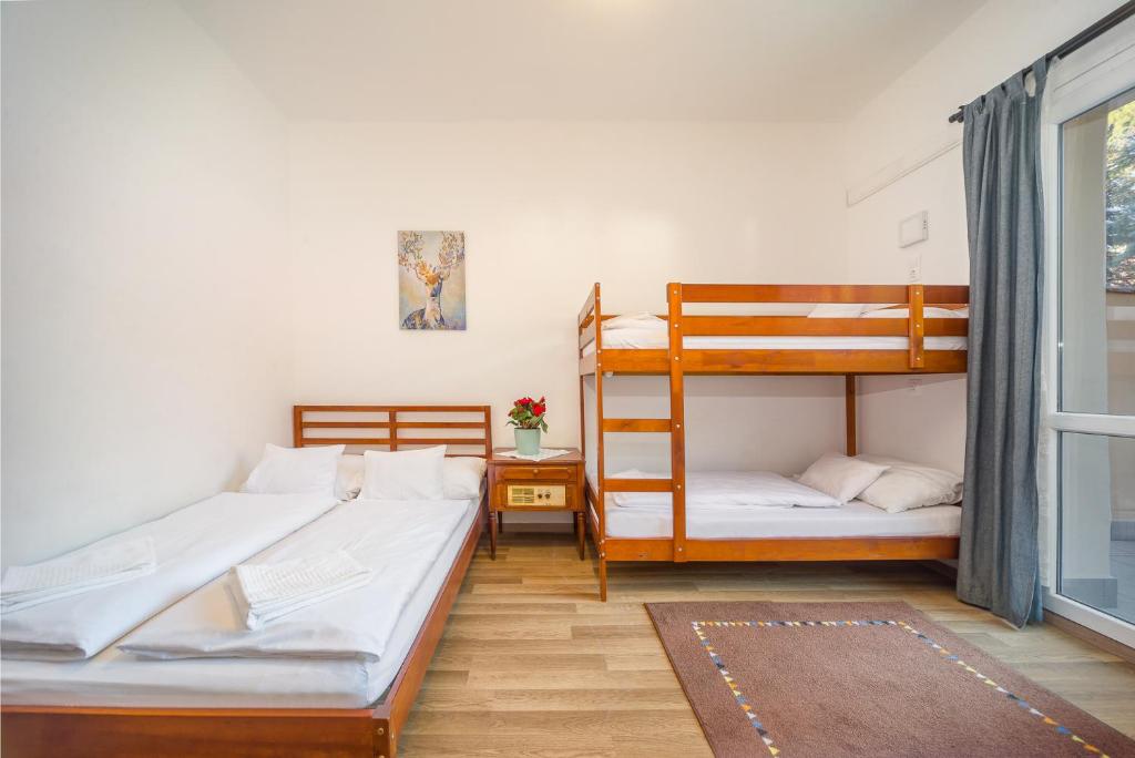 Postel nebo postele na pokoji v ubytování Lipicai Hotel és Étterem