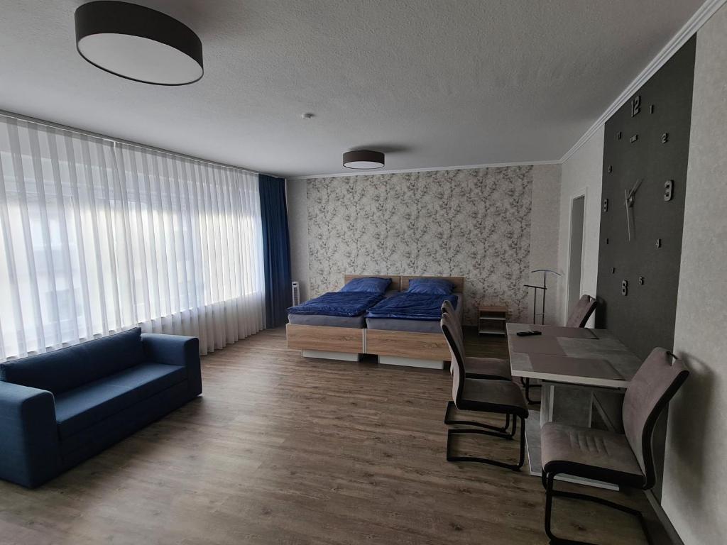 1 dormitorio con 1 cama, mesa y sillas en Ferienwohnung in der Marktstraße, en Mayen