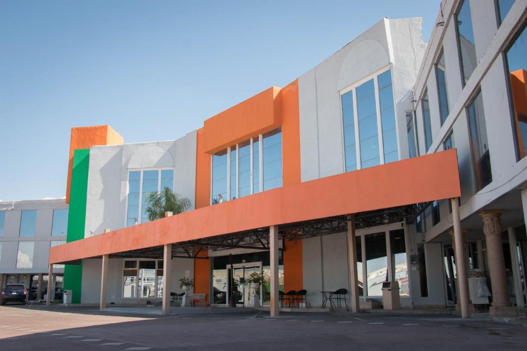 un bâtiment de bureau avec des façades colorées dans une rue dans l'établissement Paraíso Express, à Torreón