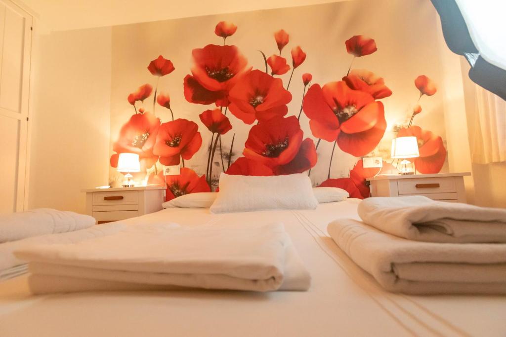 Łóżko lub łóżka w pokoju w obiekcie Casa de las Flores Cazorla