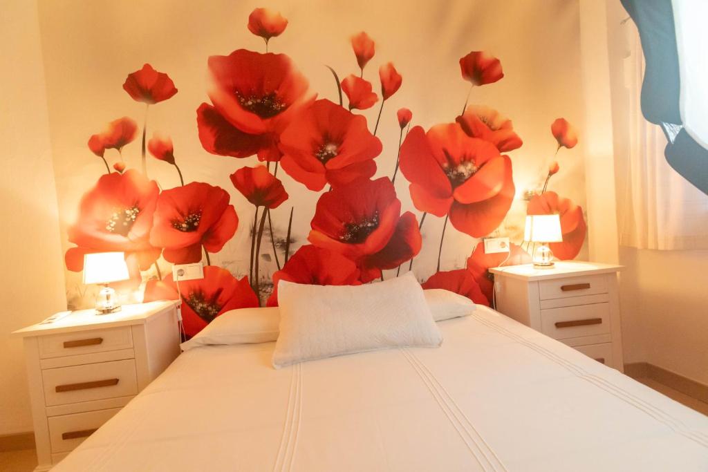 Łóżko lub łóżka w pokoju w obiekcie Casa de las Flores Cazorla