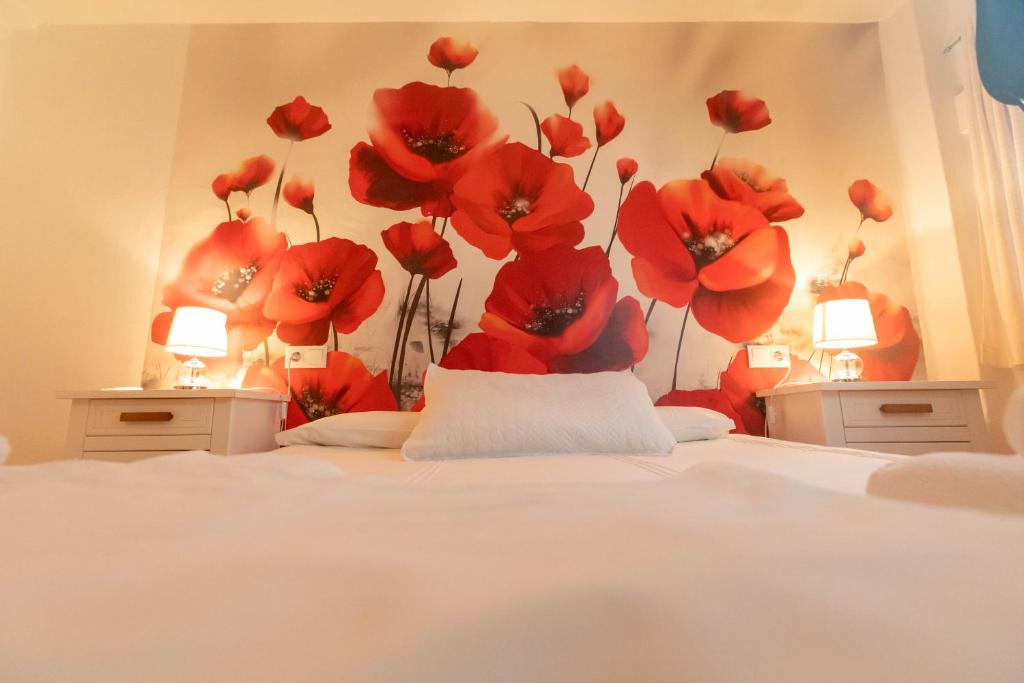 Łóżko lub łóżka w pokoju w obiekcie Casa de las Flores Cazorla