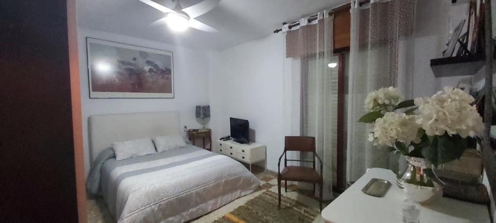 Posteľ alebo postele v izbe v ubytovaní lola.- HABITACION DE MATRIMONIO, CON BAÑO PRIVADO