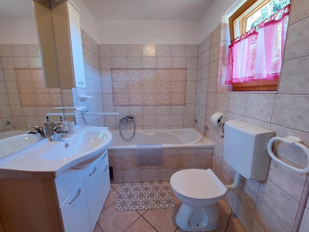 Kúpeľňa v ubytovaní Holiday home Tihovo