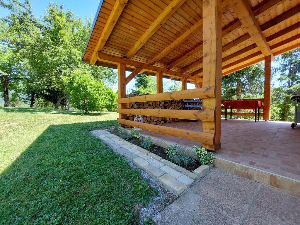 Vonkajšia záhrada v ubytovaní Holiday home Tihovo
