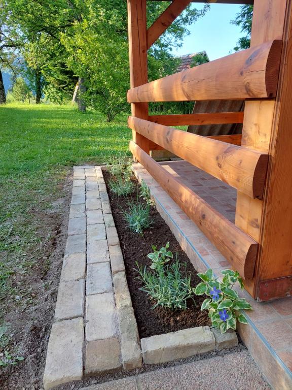 Vonkajšia záhrada v ubytovaní Holiday home Tihovo