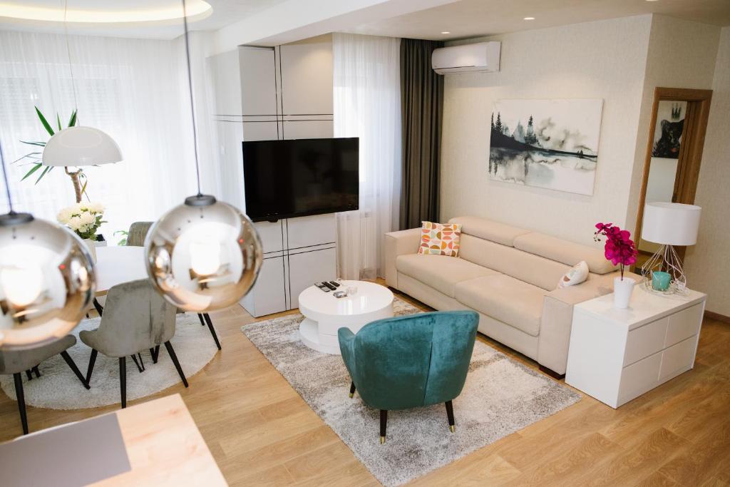 TV a/nebo společenská místnost v ubytování Lusso Apartman