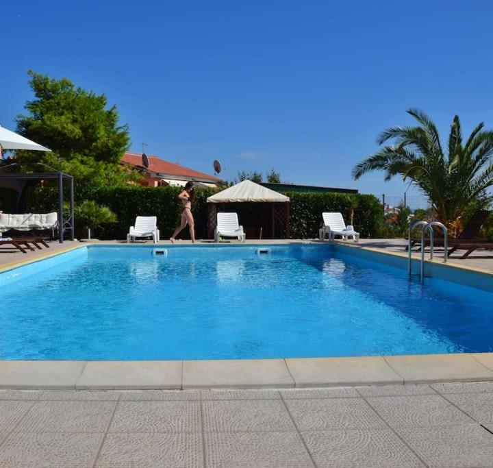 Bazén v ubytovaní Sea La Vie Holiday home with pool alebo v jeho blízkosti