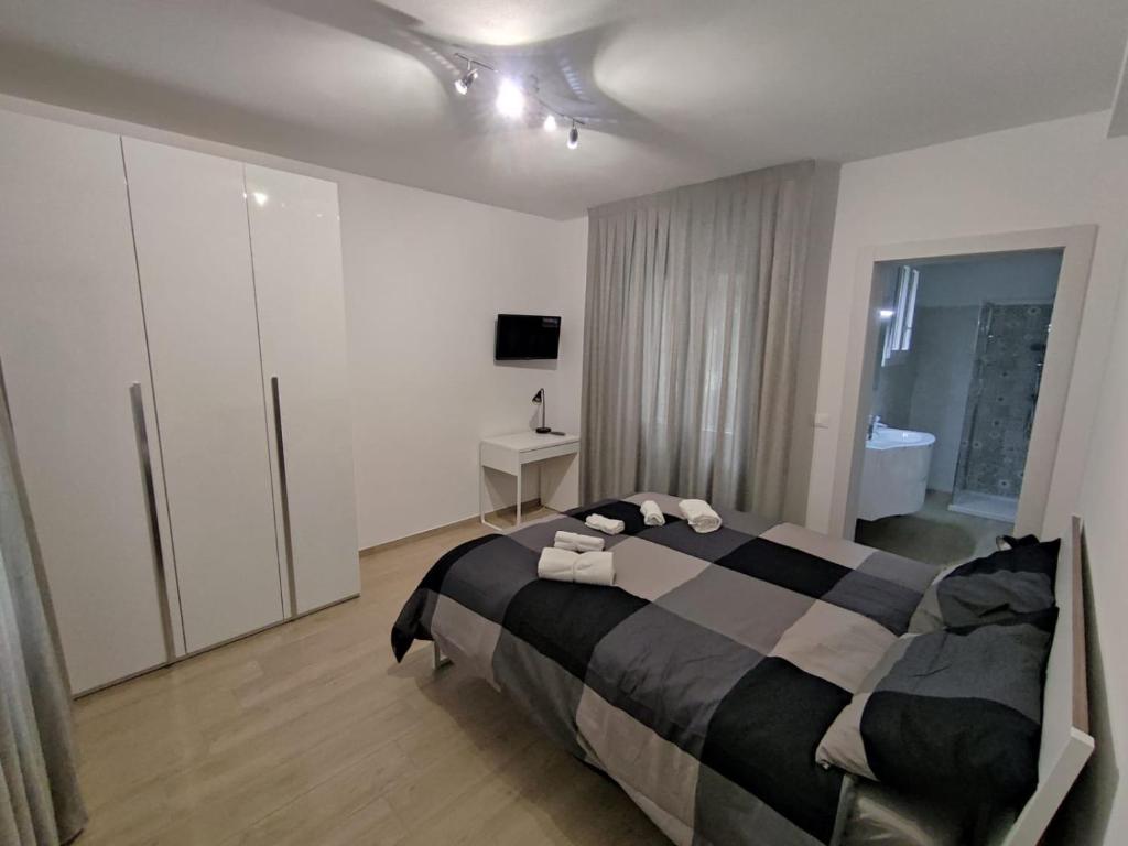 Łóżko lub łóżka w pokoju w obiekcie Grigio Perla Panigale, villetta con giardino e parcheggio privato fino a tre posti auto - Un oasi di tranqullità