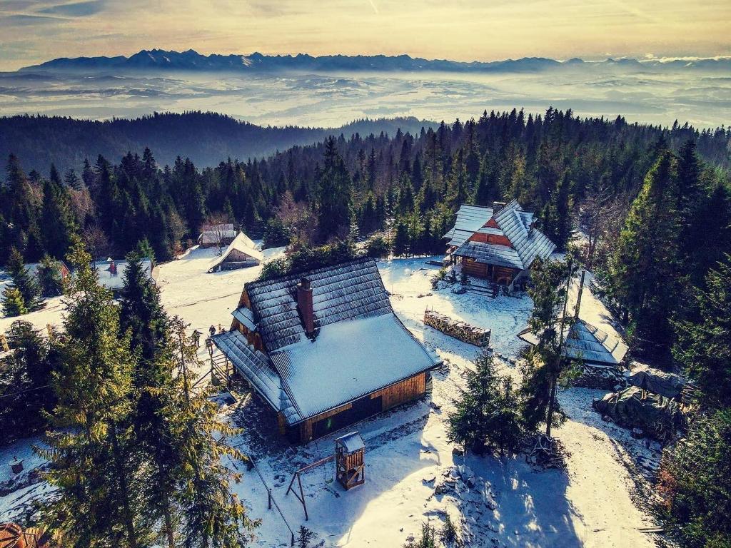 an aerial view of a house in the snow at Domek w Górach- Bacówka u Dudka in Nowy Targ