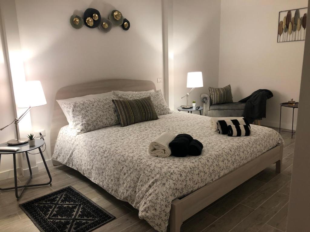 una camera con un letto e due lampade e una sedia di Abba43 apartment a Cagliari