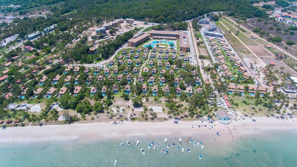 een luchtzicht op een resort op een strand bij FLAT PRAIA DOS CARNEIROS - Eco Resort Praia dos Carneiros ao lado da Igrejinha in Rio Formoso