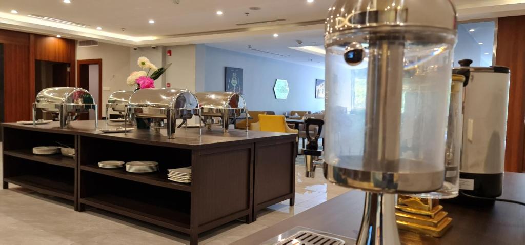 Kohvi ja tee valmistamise võimalus majutusasutuses Signature Guest Hotel فندق إمضاء النزيل الفندقية