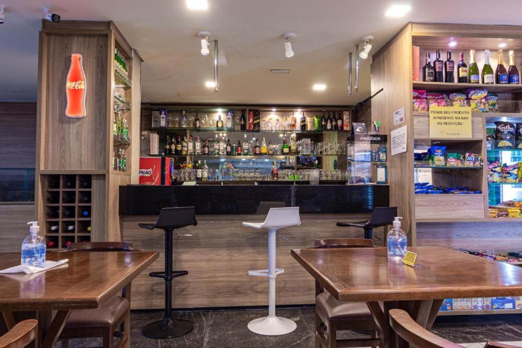 O lounge ou bar de Netuanah Praia Hotel